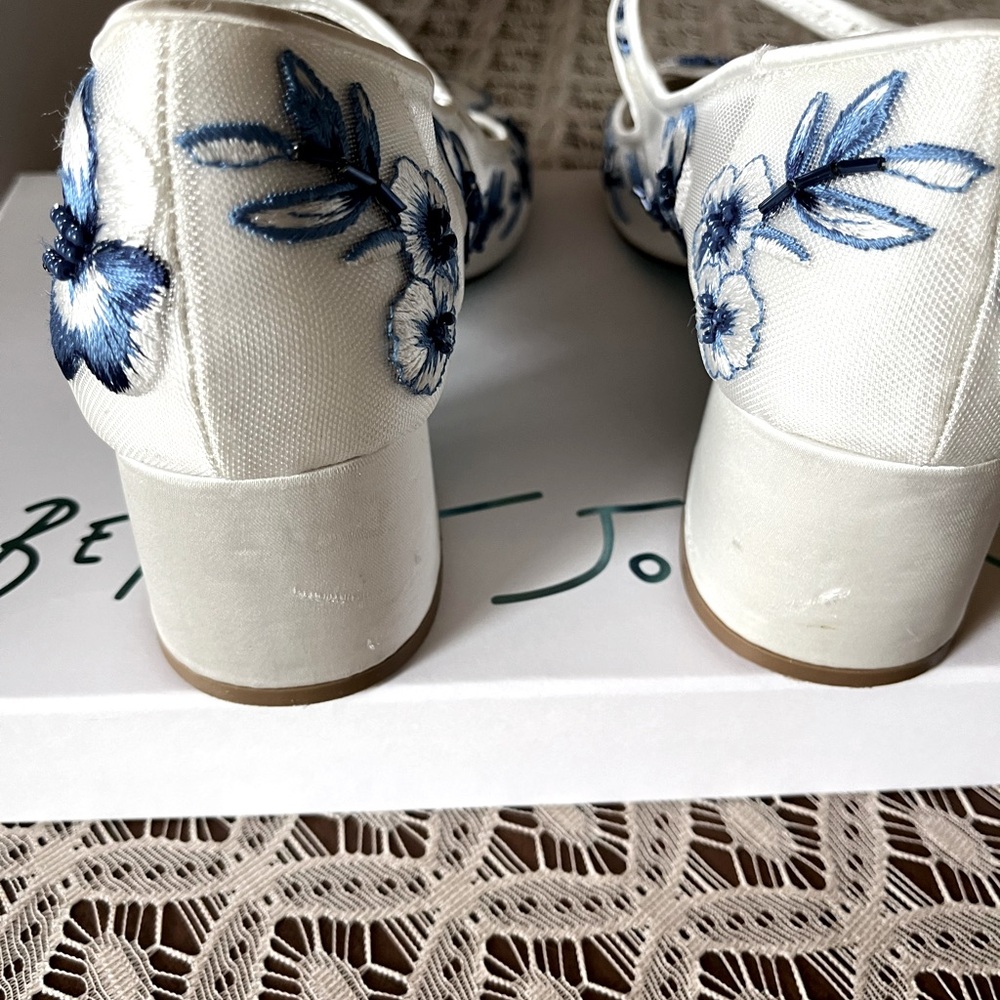 Betsy Johnson size 8 shoes.                            SB-EZRA BUO080